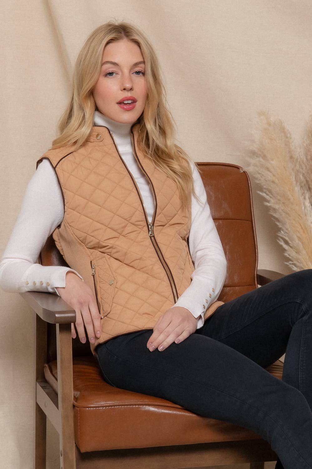 Suede Piping Detail Rib Quilted Padding Vest: TPE-pale taupe / S